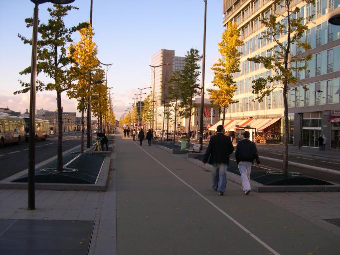  piétons sur piste cyclable (13e, avenue de France)